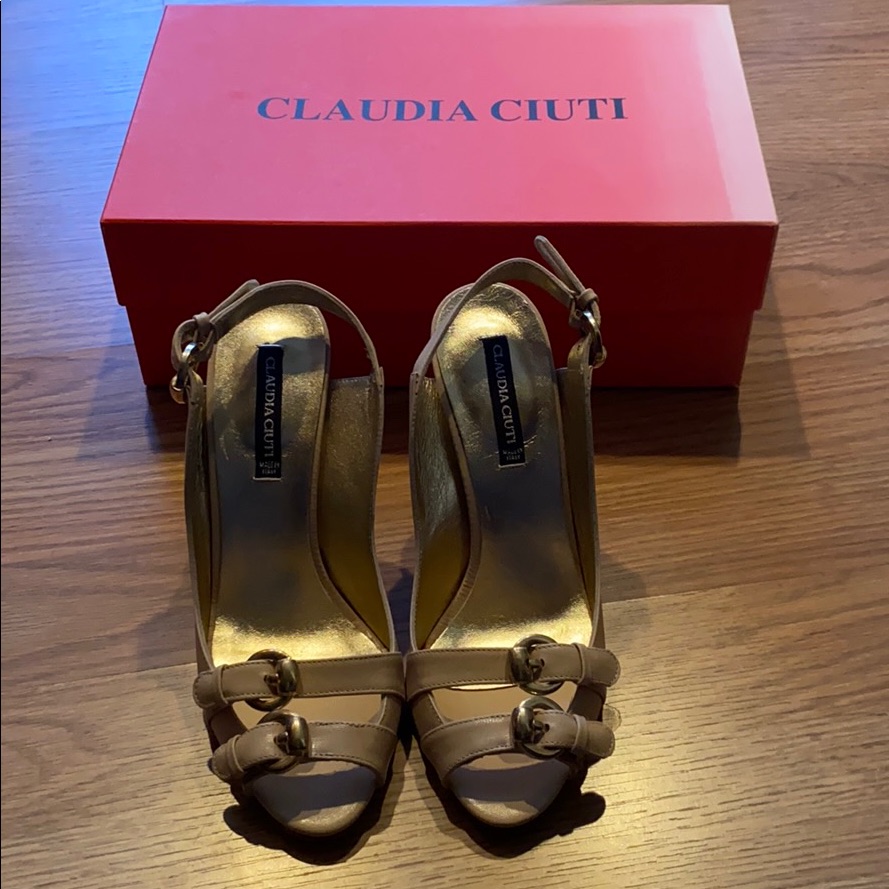 Claudia Ciuti Beige & Gold Dress Shoes